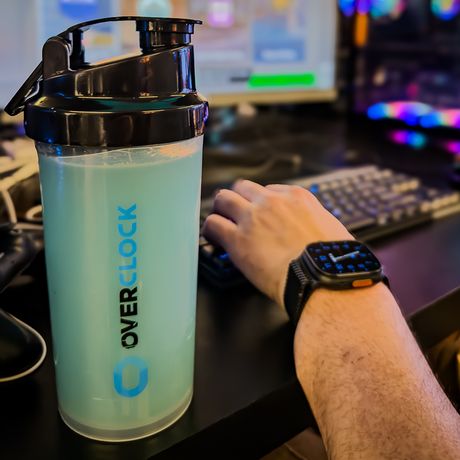 Shaker da marca no setup gamer