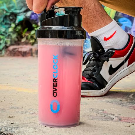 Shaker da marca no chão, ao lado do tênis
