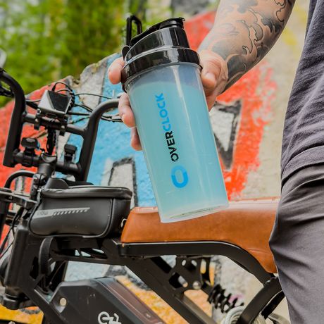 Shaker da marca apoiado na bike