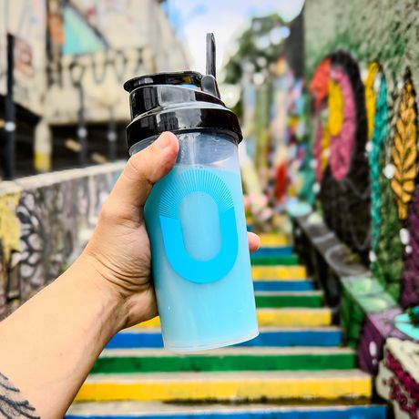 Shaker da marca na escadaria colorida