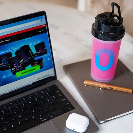 Shaker da marca ao lado do notebook
